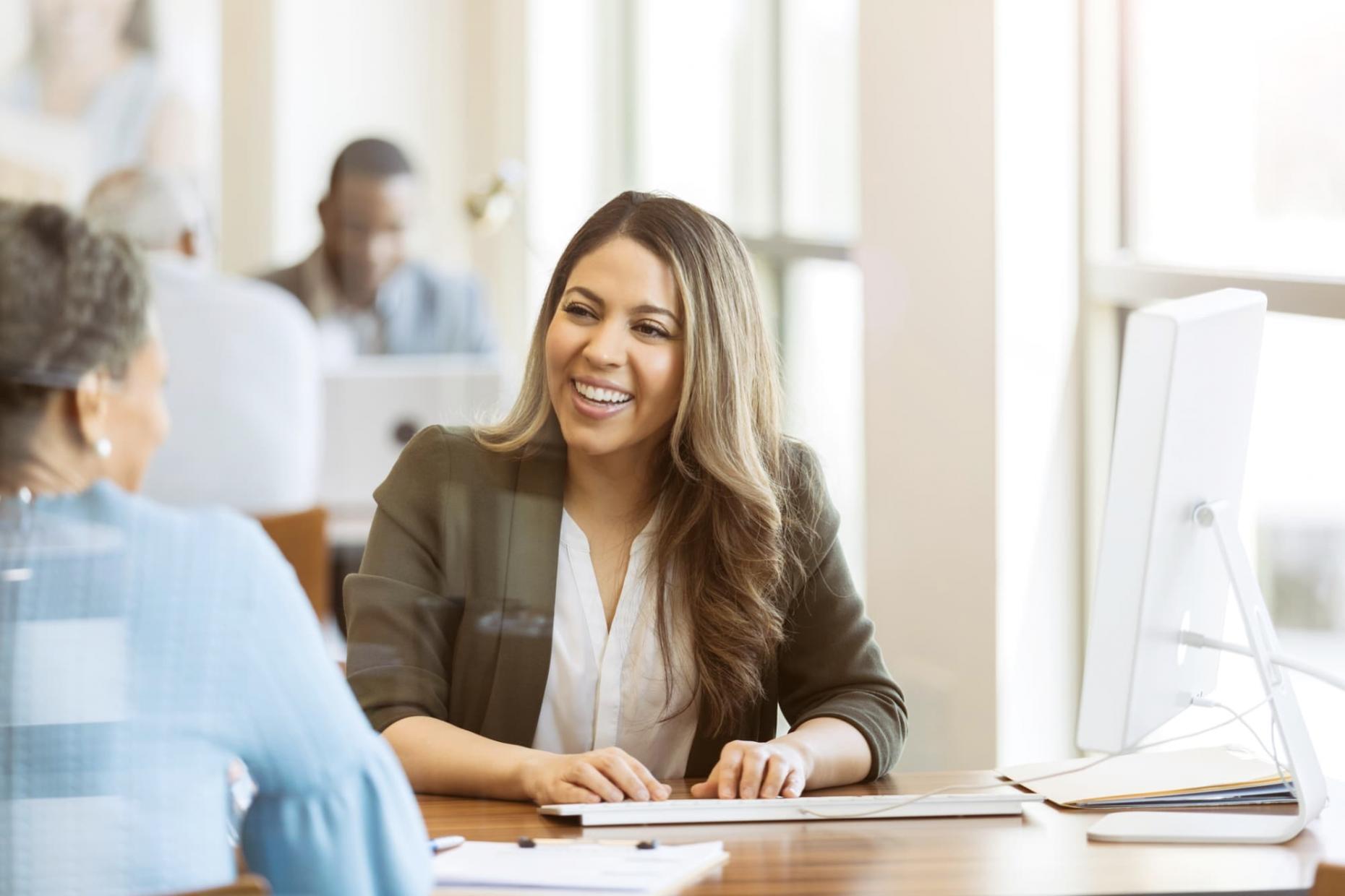 Equipo trabajando en análisis SEO
