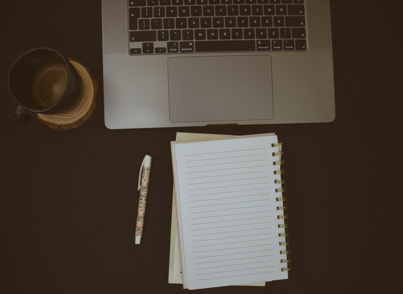 Espacio de trabajo profesional con herramientas de análisis